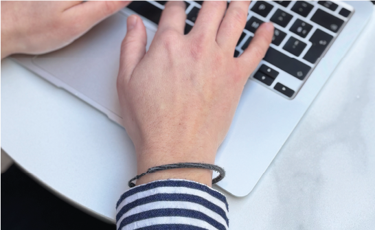 photo d'une femme utilisant son téléphone